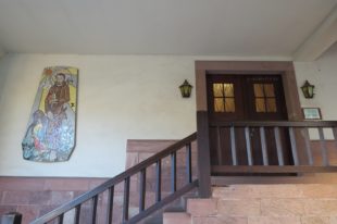 Durch die Eingangstür des Kapuzinerklosters werden Bruder Markus und Bruder Berthold noch oft gehen. Seit dem 1. Advent sind sie als Guardian und als Leiter der Wallfahrt tätig.