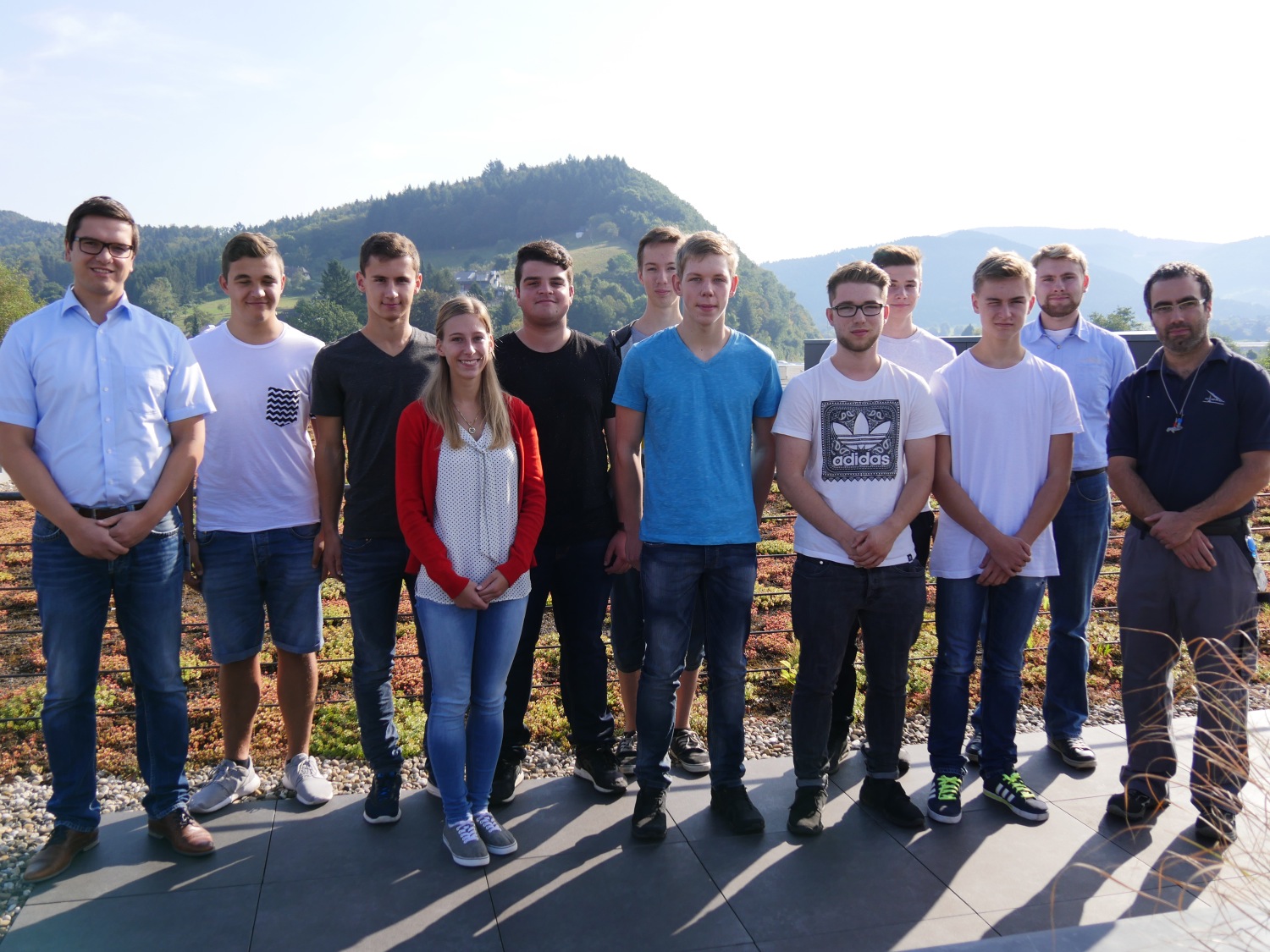 Bereit für ihre Ausbildung bei Hydro: Der Azubi-Jahrgang 2016 mit seinen Ausbildern Daniel  Geiger (links außen) und Christian San Millan (rechts außen).