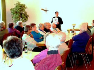 Michaela Neuberger unterhielt beim Seniorennachmittag mit interessanten Geschichten von früher.